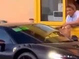 Charles Leclerc si consola al McDonald's dopo la delusione di Imola