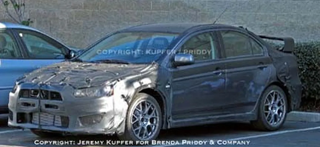 Foto spia: Mitsubishi Lancer EVO X