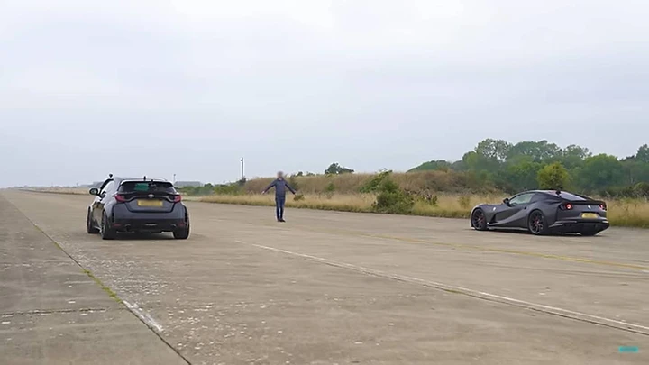 Toyota GR Yaris sfida la Ferrari 812 nella drag race, ma con il tuning | Video