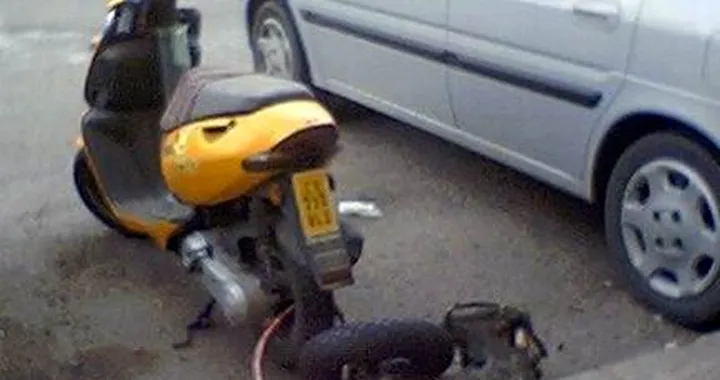 Foto del giorno: legare due scooter insieme è più sicuro?