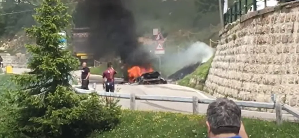 Una McLaren va a fuoco sul passo del Pordoi [Video]