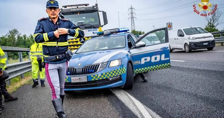 Tesla contromano in autostrada: patente addio, auto sequestrata e multa fino a 8.186 euro