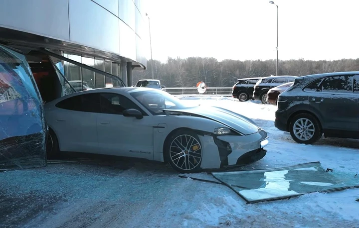 Lo strano incidente alla consegna di una Porsche Taycan Turbo S [Video]