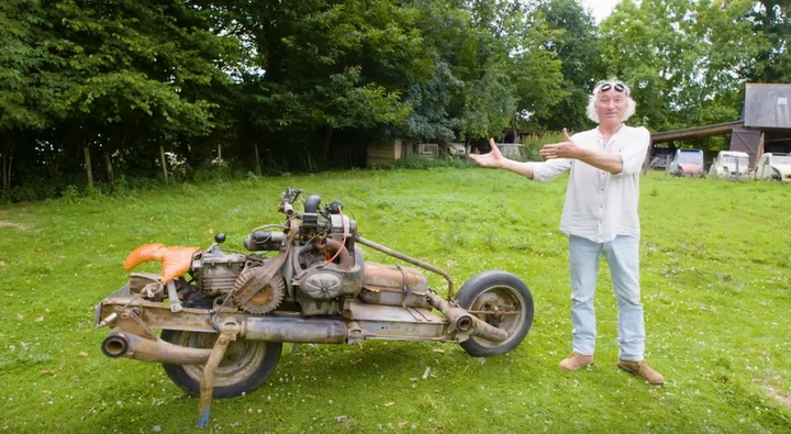 Video: Fuga dal deserto con una Citroen 2CV modificata