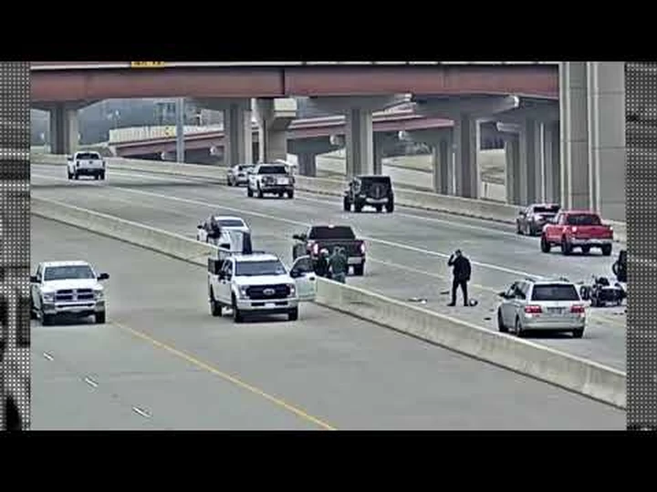 Incidente in moto per due poliziotti americani e il video diventa virale