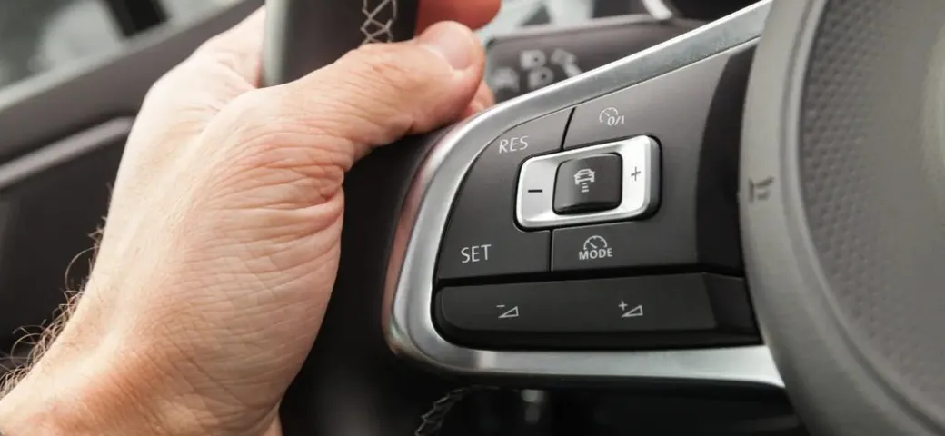 Tendenza a rilassarsi, il Cruise Control aumenta il rischio di incidenti del 12%
