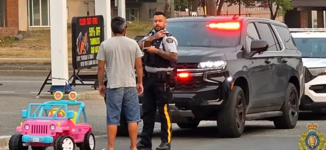 Canada, uomo ubriaco guida una Jeep Wrangler giocattolo in strada: fermato e arrestato