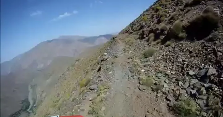 In moto ad alta quota sul ciglio del precipizio