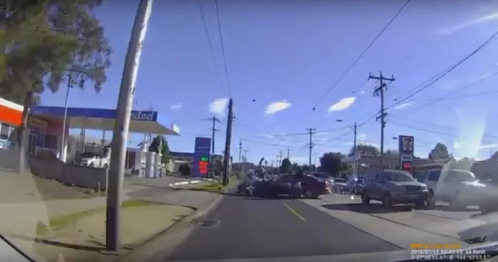 Auto taglia la strada a due motociclisti [Video]