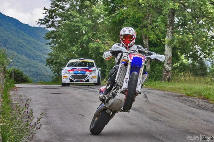 Yamaha YZ 450SM vs Peugeot 208 R5: il Teaser della sfida