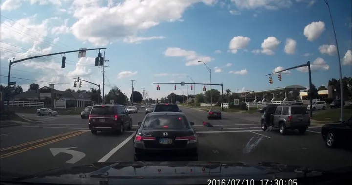 Stende motociclista al semaforo quasi senza accorgersene