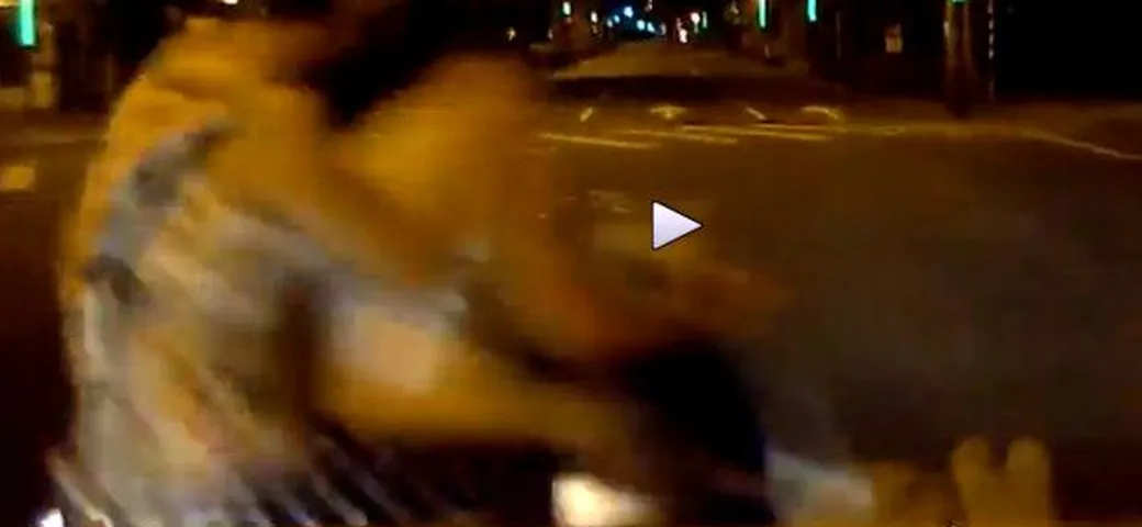 Passano col rosso e vengono centrate in pieno [Video]