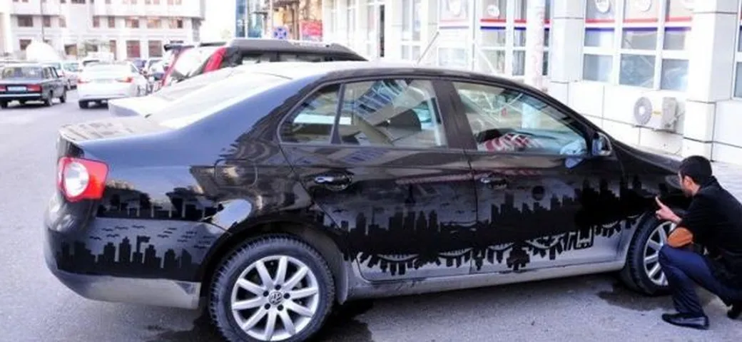 La carrozzeria è impolverata? Un artista azero ci disegna sopra
