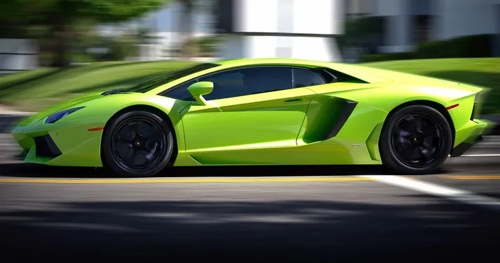 Lamborghini: Teaser della nuova V12