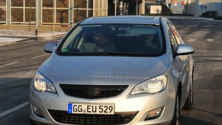 Foto spia Opel Astra tre volumi