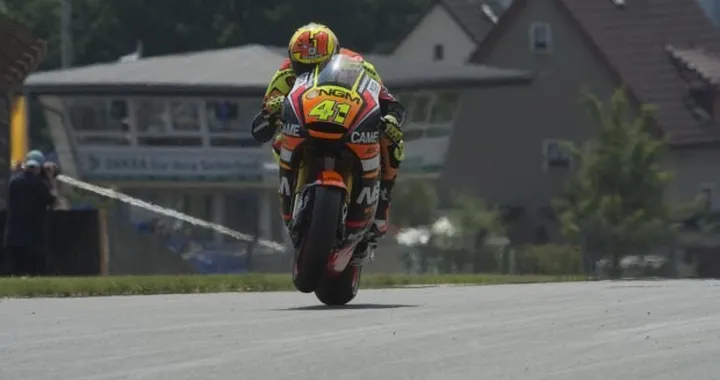 MotoGP Germania 2014: Aleix Espargarò domina il Day-1 del Sachsenring davanti a Marquez, Valentino Rossi 6°, Dovizioso 9° [FOTO]