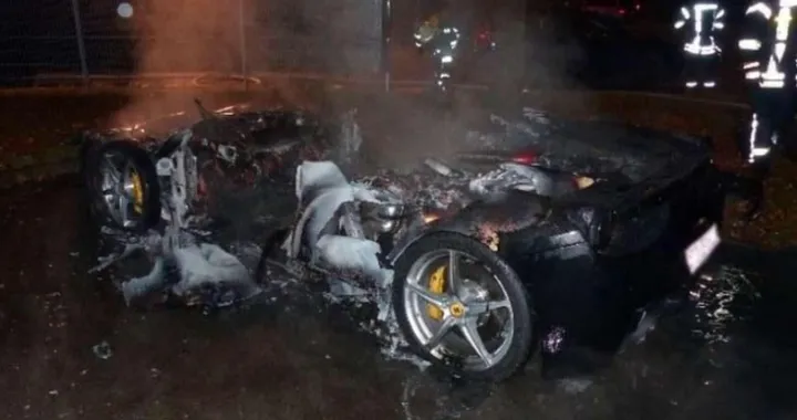 Dà fuoco alla sua Ferrari 458 Italia: 20enne svizzero arrestato per truffa