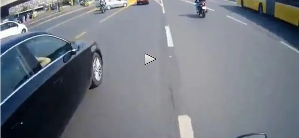 Distratti al casello, scontro auto vs moto [Video]