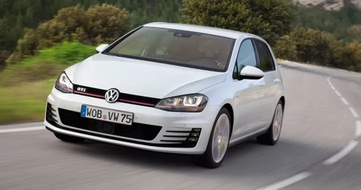 Volkswagen Golf: in arrivo il tetto in carbonio per la GTI e la R?
