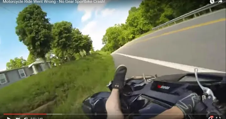 Incidente in moto... in tenuta da spiaggia [Video]
