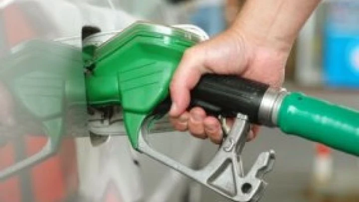 Benzina: 4 centesimi di aumento per affrontare l'emergenza immigrati. E venerdì si replica