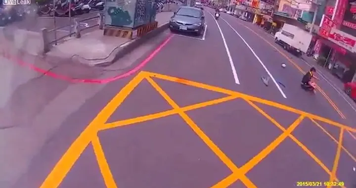 Scooter travolto da un camion a Taiwan