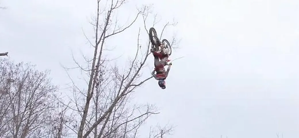 Triplo Backflip in moto con Josh Sheehan [Video]