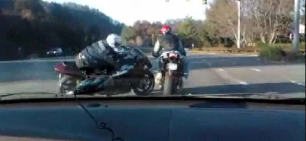Video: sgasa al via ma centra l'altra moto