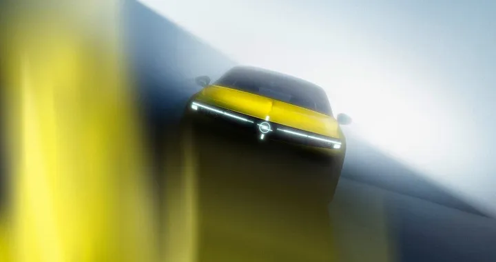 Nuova Opel Astra: design più affilato e logo Blitz illuminato