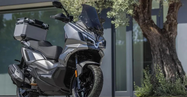 SYM ADX 300 MY26: più tecnologia e dotazioni premium da 4.799 euro