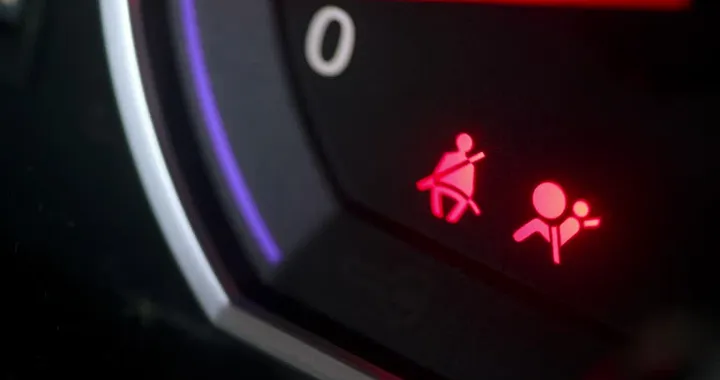 Spia airbag accesa, cosa si rischia se viene trascurata