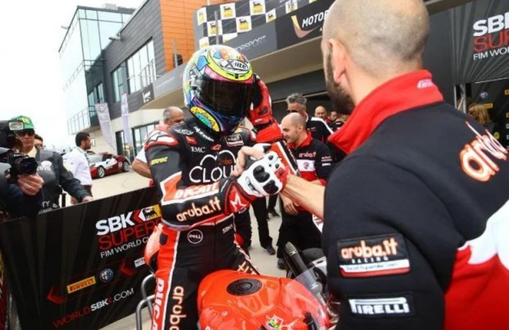 Superbike Aragon 2015: Chaz Davies e la Ducati trionfano in Gara-2 [Foto]