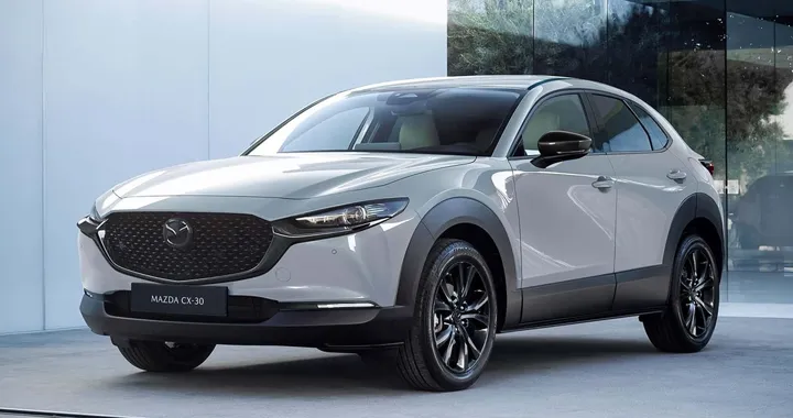 Nuova Mazda CX-30 2027, debutta la Homura Plus con fari Matrix LED
