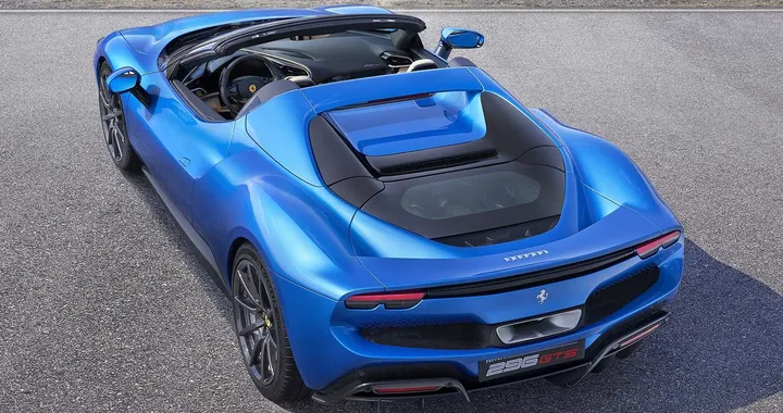 Ferrari 296 GTS: la fun drive di Maranello diventa spider