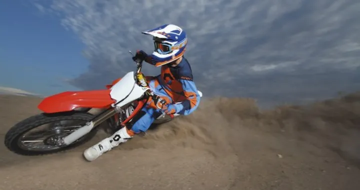 Abbigliamento: pantaloni e casco Scott Sports