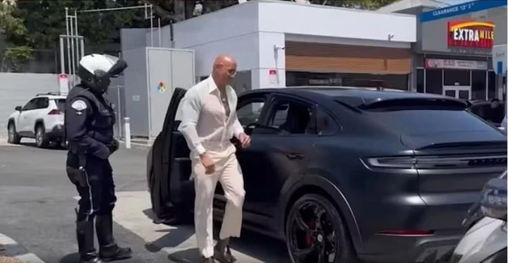 The Rock fermato dalla polizia, multa bizzarra per la sua Porsche
