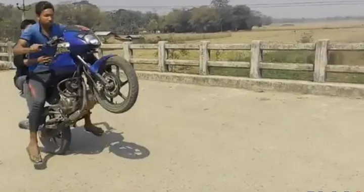 Vuole fare lo stuntman ma perde moto e passeggero [Video]