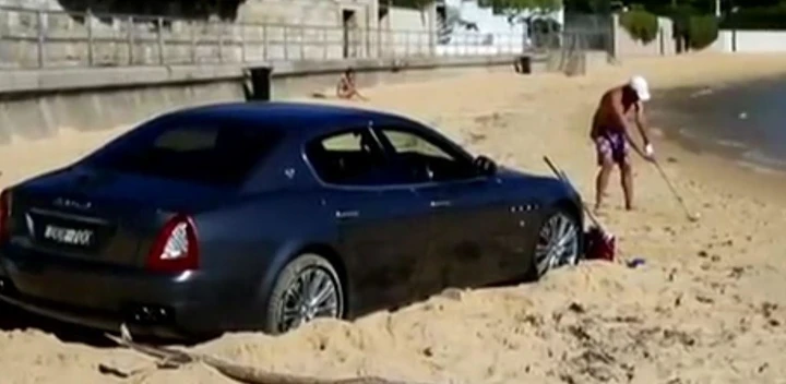 Parcheggia la sua Maserati in spiaggia e... gioca a golf [Video]