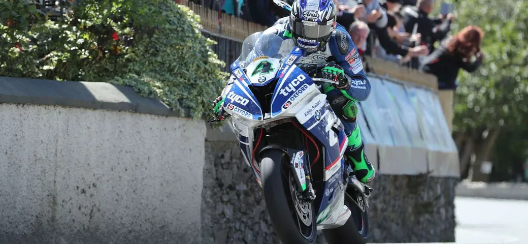 Tourist Trophy: Hutchinson vince in SBK con Dunlup out