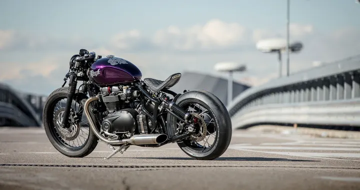 Hold on go fast, la Triumph Bobber di Down &amp; Out