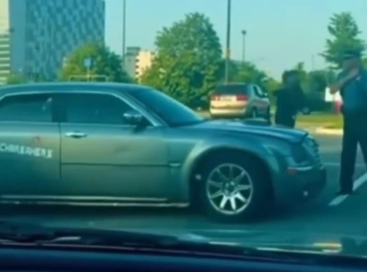 Ragazza con la Chrysler fa il drift e sfiora il poliziotto [Video]