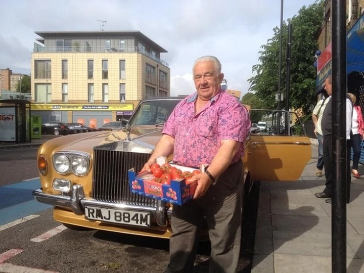 Pasquale Corelli, l'italiano che a Londra trasporta frutta e verdura su una Rolls Royce