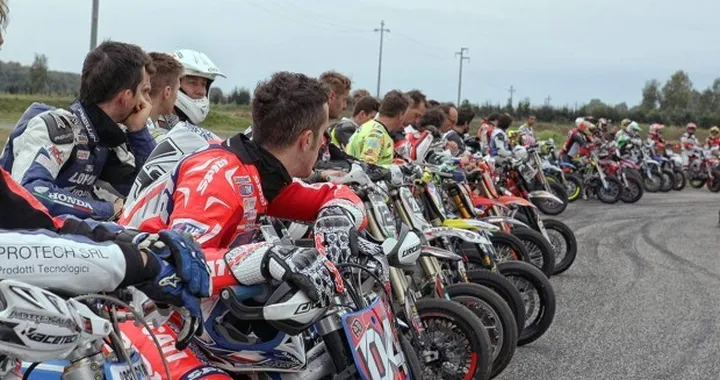 Sic Supermoto Day: i piloti sfilano in onore di Romboni e Simoncelli