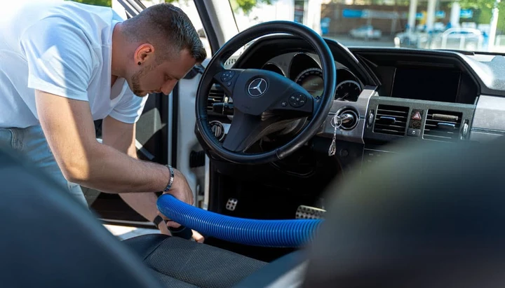 Le auto hanno più batteri di una toilette: lo sconcertante studio