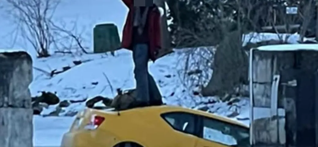 La sua auto affonda nel fiume, ma lei si fa un selfie [Video]