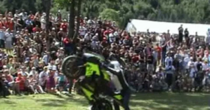 Stunt Show di Simon MTZ sull'erba