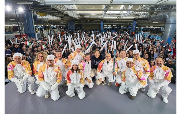 Stellantis accende la Fiamma a Mirafiori, la Fiat 500 Hybrid protagonista