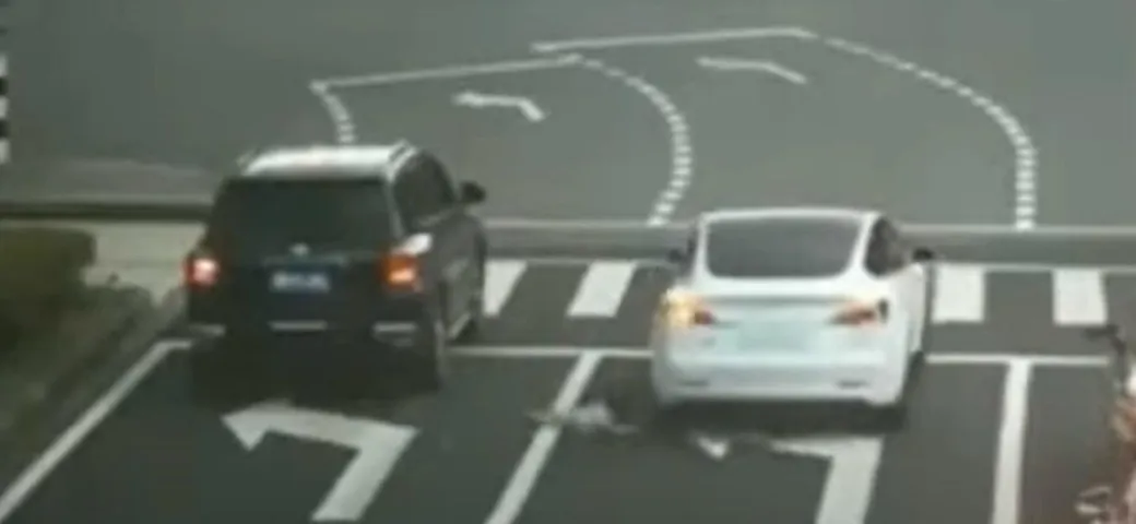Bambina cade dal finestrino dell'auto, ma viene salvata [Video]