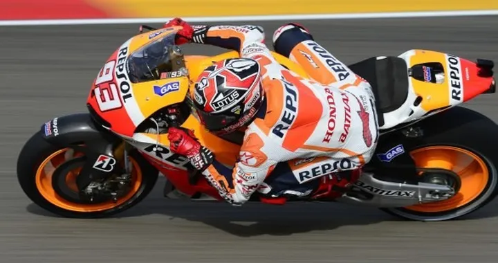 MotoGP Aragon qualifiche, ancora super Marquez! Ma Rossi fa sognare. Otto piloti in un secondo!