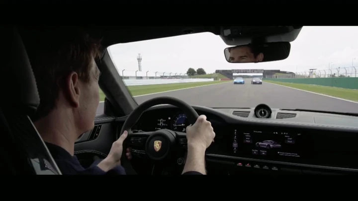Tom Cruise sfida Coulthard e Webber in Porsche 911 GT3 [Video]
